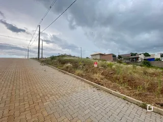 Vista da área externa pavimentada de uma propriedade em Lajeado.