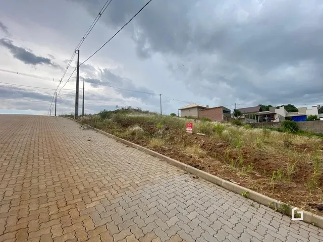 Vista da área externa pavimentada de uma propriedade em Lajeado.