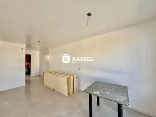 Hall de entrada com piso de cerâmica e painéis de madeira em um imóvel.