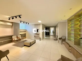 Esta é uma sala de estar moderna com piso de cerâmica e iluminação clara.