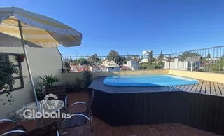 Vista de uma área externa com piscina e deck em Lajeado, Brasil.