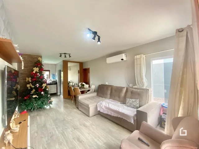 Sala de estar com sofá e piso de madeira clara.