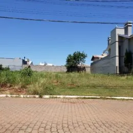 Foto da fachada de uma residência em Lajeado, Brasil, com área externa gramada.
