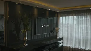 Ambiente interno de uma sala com decoração moderna e cortinas claras.