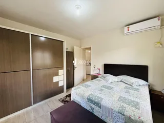 Quarto com cama e armário em um imóvel no Brasil.