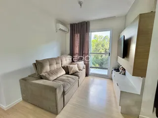 Sala de estar com sofá e janela de vidro.