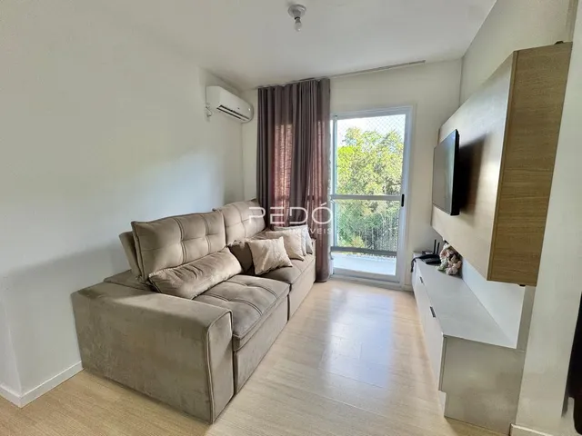 Sala de estar com sofá e janela de vidro.