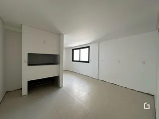 Hall de entrada com piso de cerâmica e paredes brancas.
