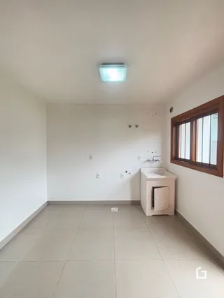 Ambiente interno com piso de cerâmica e paredes brancas.