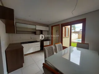 Foto de uma cozinha e sala de jantar em um imóvel no Brasil.