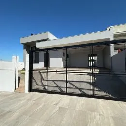 Fachada moderna de uma residência com estrutura metálica em Lajeado, Brasil.