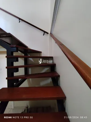 Detalhe da escadaria e parede interna de uma residência.