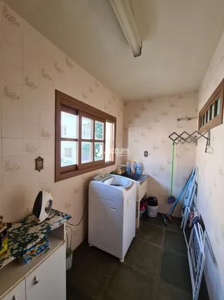 Quarto interno com parede clara e janela.
