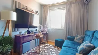Sala de estar com sofá azul e móveis de madeira.