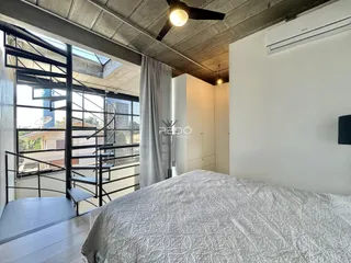 Quarto com vista para o exterior e escadaria em um imóvel em Lajeado.