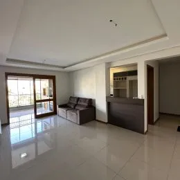 Sala de estar com piso de porcelanato e portas de vidro que dão acesso ao exterior.