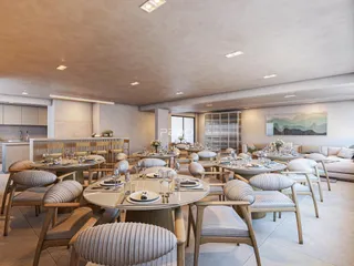Uma sala de jantar ampla com mesas redondas e cadeiras modernas.