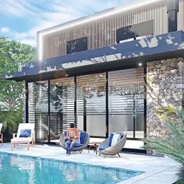 Foto da área externa com piscina e fachada moderna de uma residência.