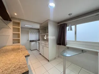 Vista da cozinha e área de jantar de um imóvel em Lajeado, Brasil.