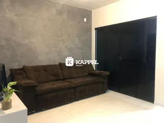Sala de estar com sofá marrom e armário escuro.