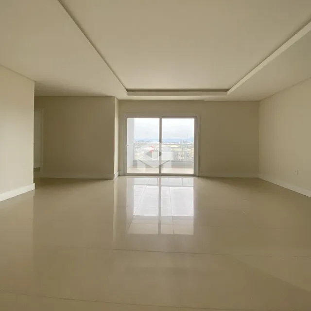 Sala de estar ampla com piso de cerâmica e vista para o exterior.