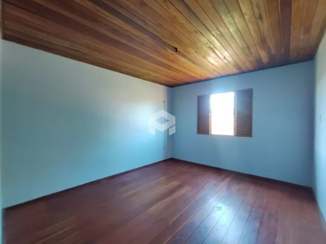 Ambiente interno com piso de madeira e teto de madeira.