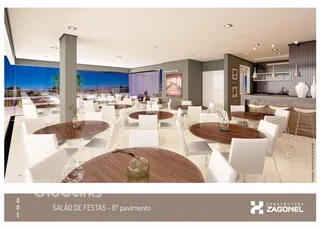 Vista de um salão de festas moderno com mesas redondas em um imóvel.