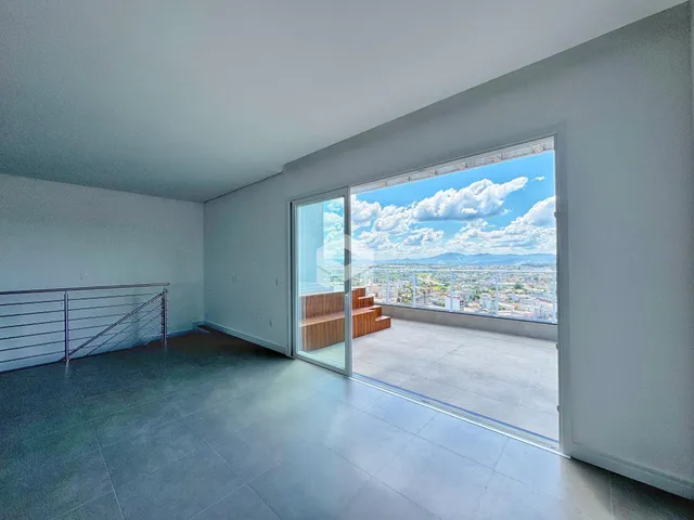 Interior de um ambiente com vista para a paisagem urbana de Lajeado.