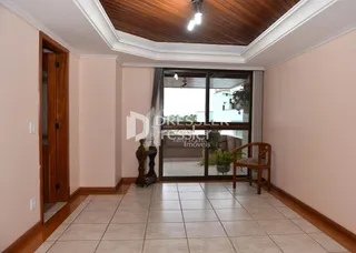 Ambiente interno de uma sala com piso de cerâmica e detalhes em madeira.