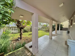 Foto de uma área externa coberta com jardim e pátio em Lajeado.