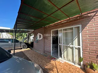 Fachada de um imóvel em Lajeado, Brasil, com telhado e área externa.