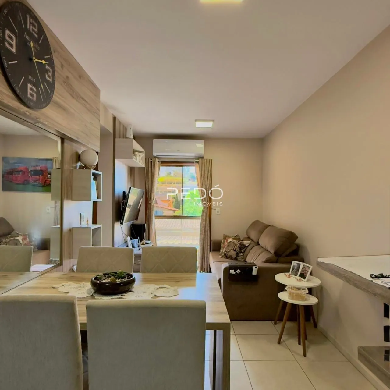 Ambiente interno de sala de jantar com decoração moderna em Lajeado.