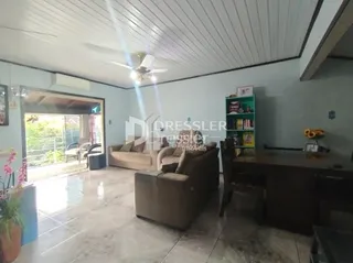 Sala de estar com piso de cerâmica e teto de gesso.