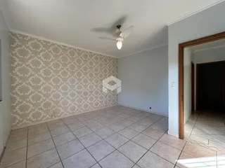 Ambiente interno com piso de cerâmica e papel de parede na residência.