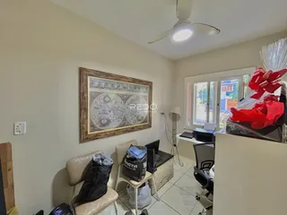 Ambiente interno de uma sala com parede decorada e janela.