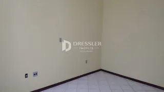 Parede interna de um cômodo de imóvel com piso cerâmico.