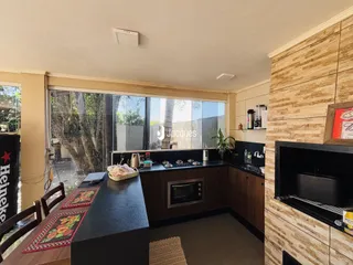 Vista da cozinha e sala de jantar de um imóvel em Lajeado.