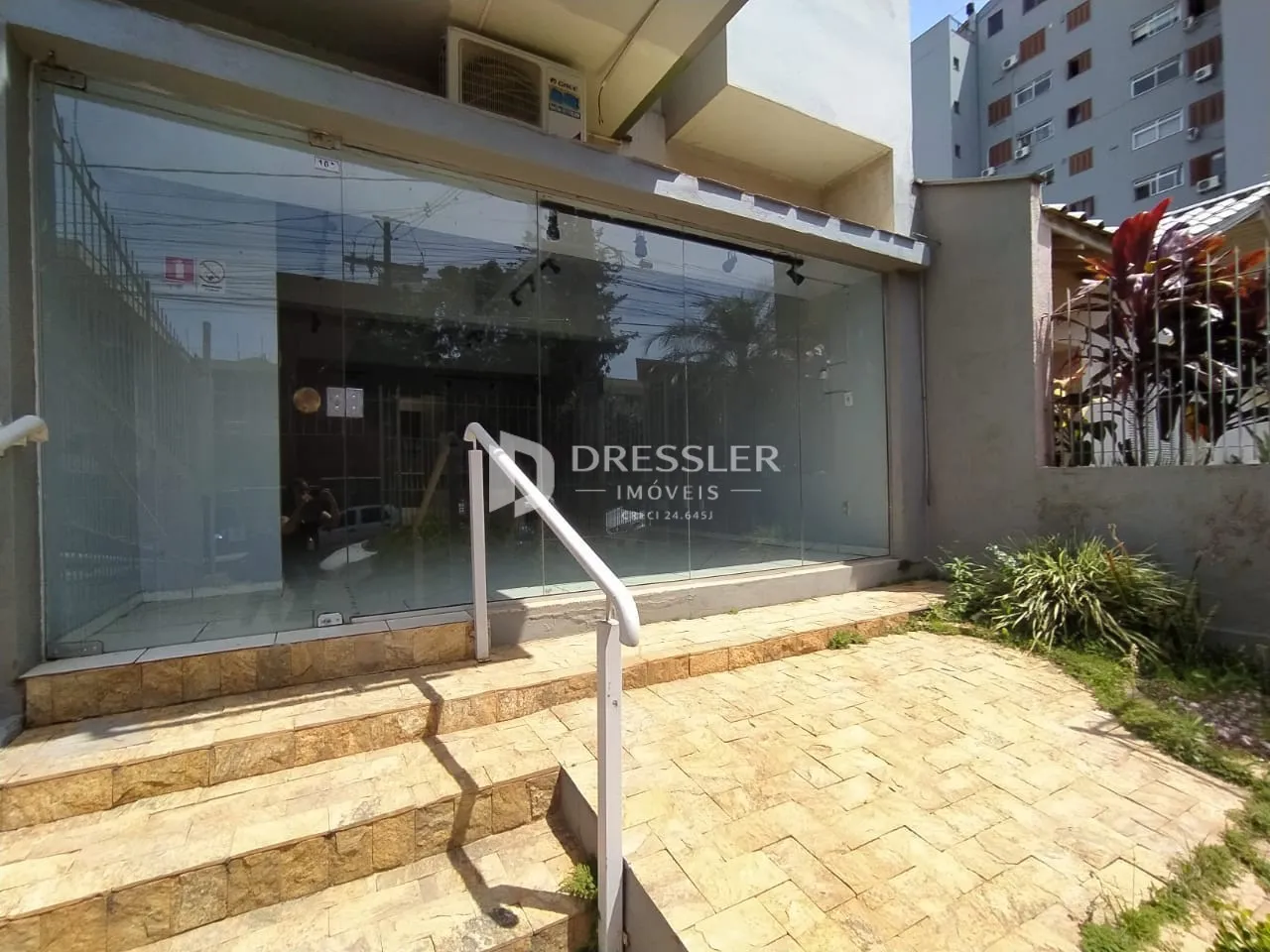 Fachada de uma residência em Lajeado, Brasil, com área externa pavimentada.