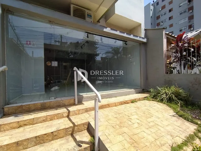 Fachada de uma residência em Lajeado, Brasil, com área externa pavimentada.