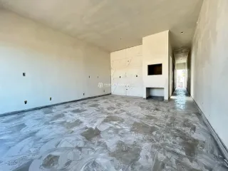 Hall amplo com piso de concreto polido e paredes brancas.