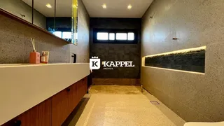 Hall de entrada com bancada e revestimento de parede em um imóvel.