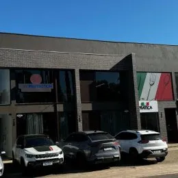 Fachada de um prédio comercial em Lajeado, Brasil.