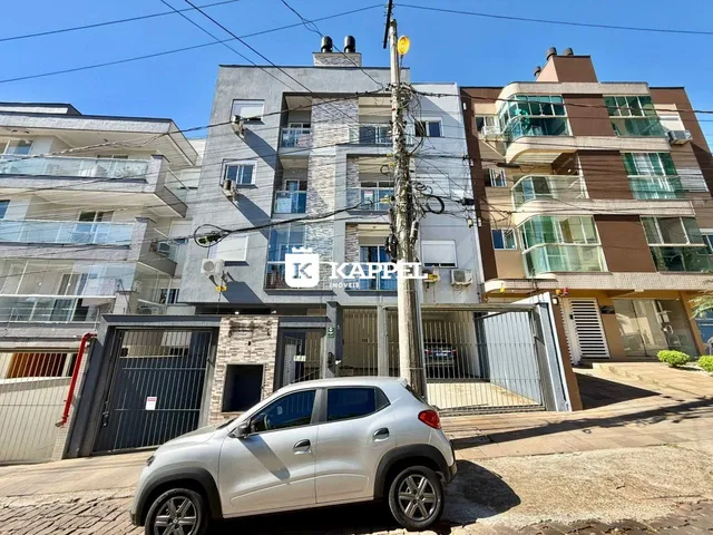 Fachada de um prédio residencial em Lajeado, Brasil, com estacionamento na rua.