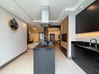 Vista de uma cozinha moderna em um apartamento no Brasil.