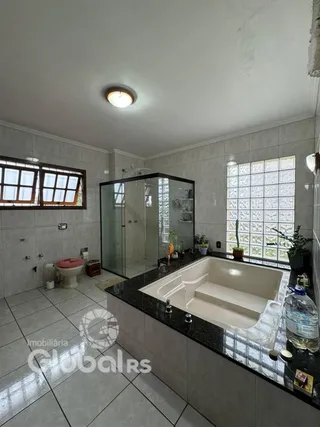 Foto de um banheiro com banheira e box de vidro em uma propriedade em Lajeado.