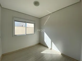 Ambiente interno com piso de madeira e janela em uma sala.