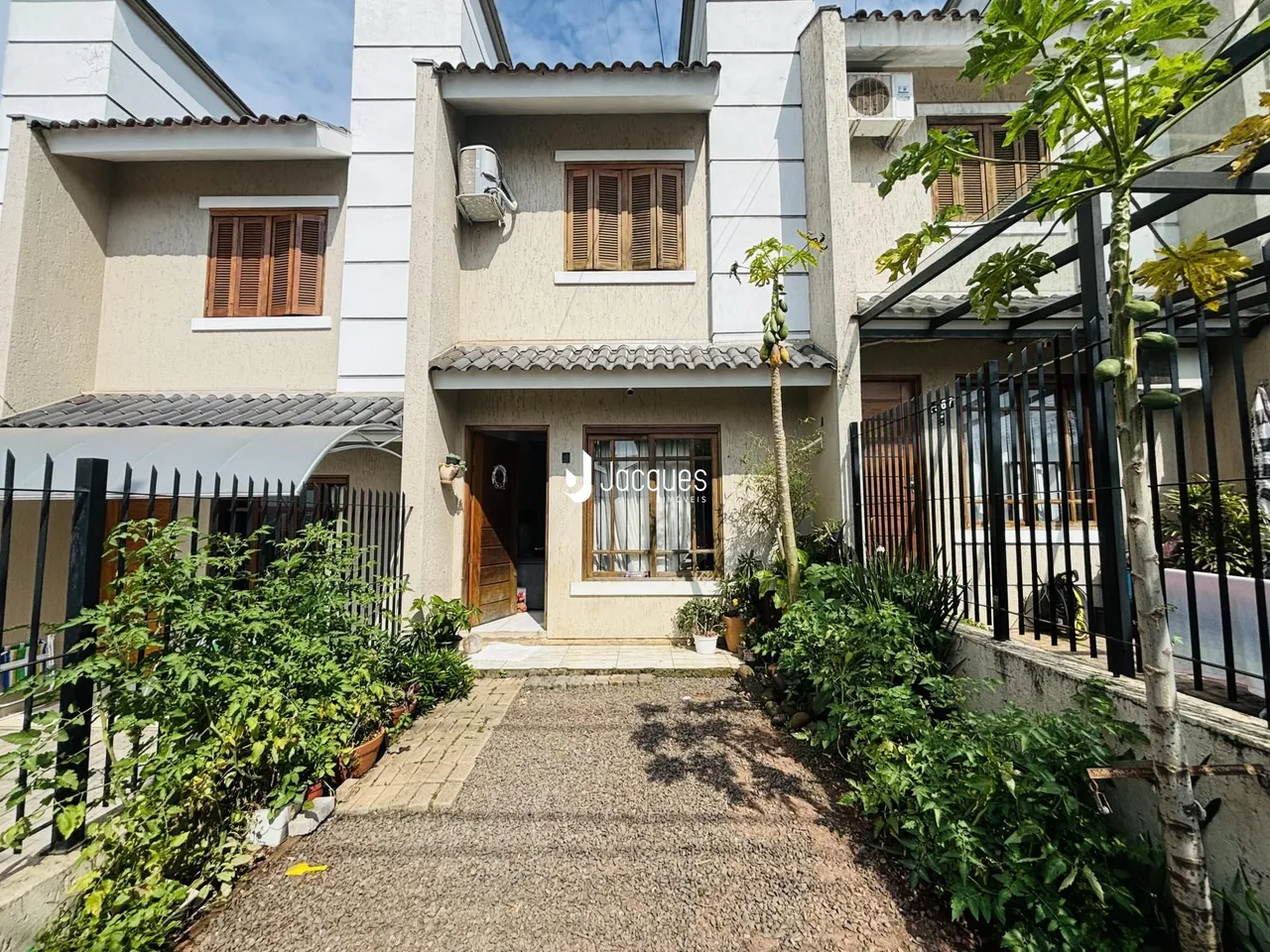 Fachada de uma residência em Lajeado, Brasil, com jardim frontal.