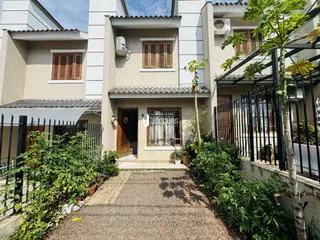 Fachada de uma residência em Lajeado, Brasil, com jardim frontal.