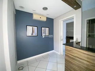 Ambiente interno com parede azul e piso branco na residência.