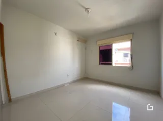Ambiente interno de uma sala com paredes brancas e piso claro.